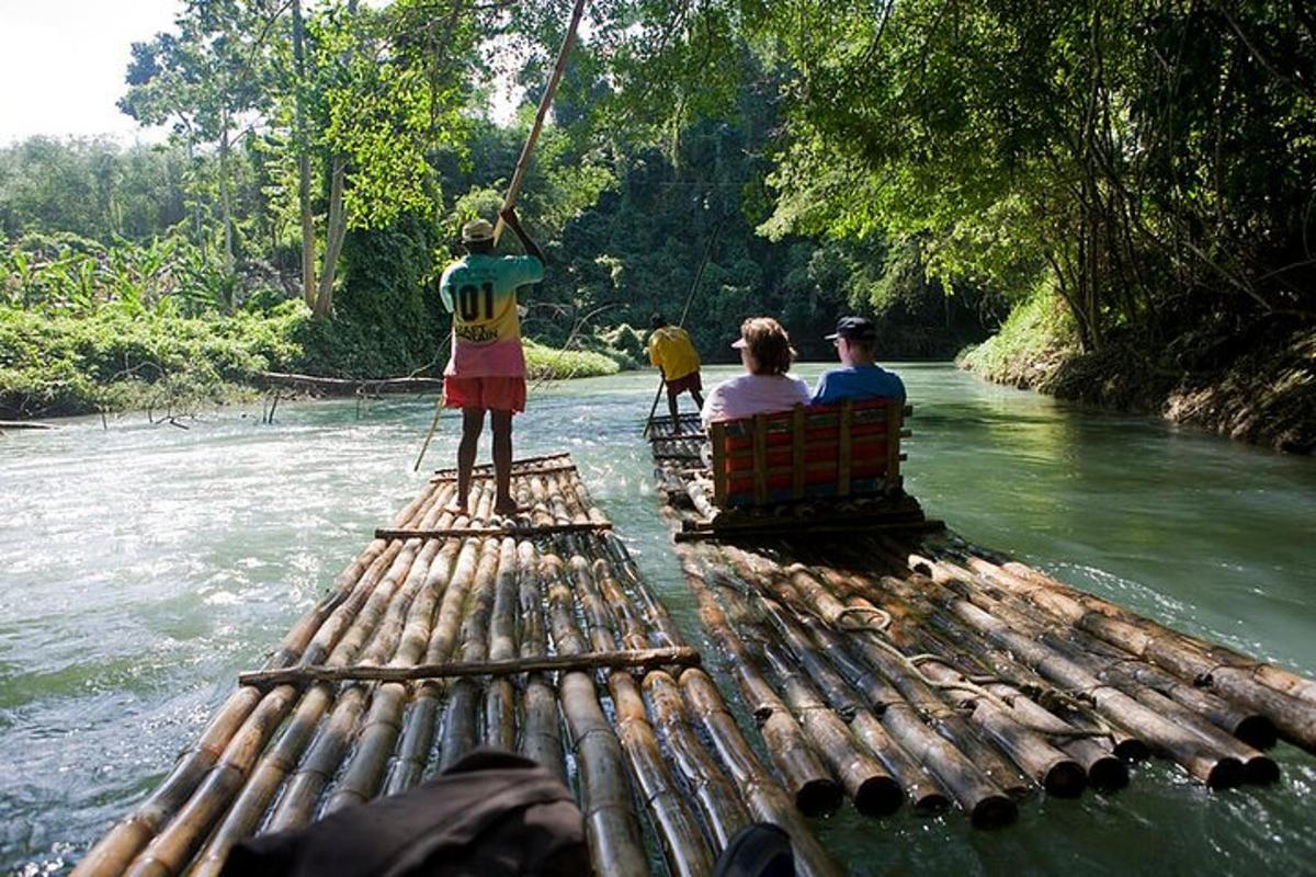 một nhóm người trên bè tre băng qua sông