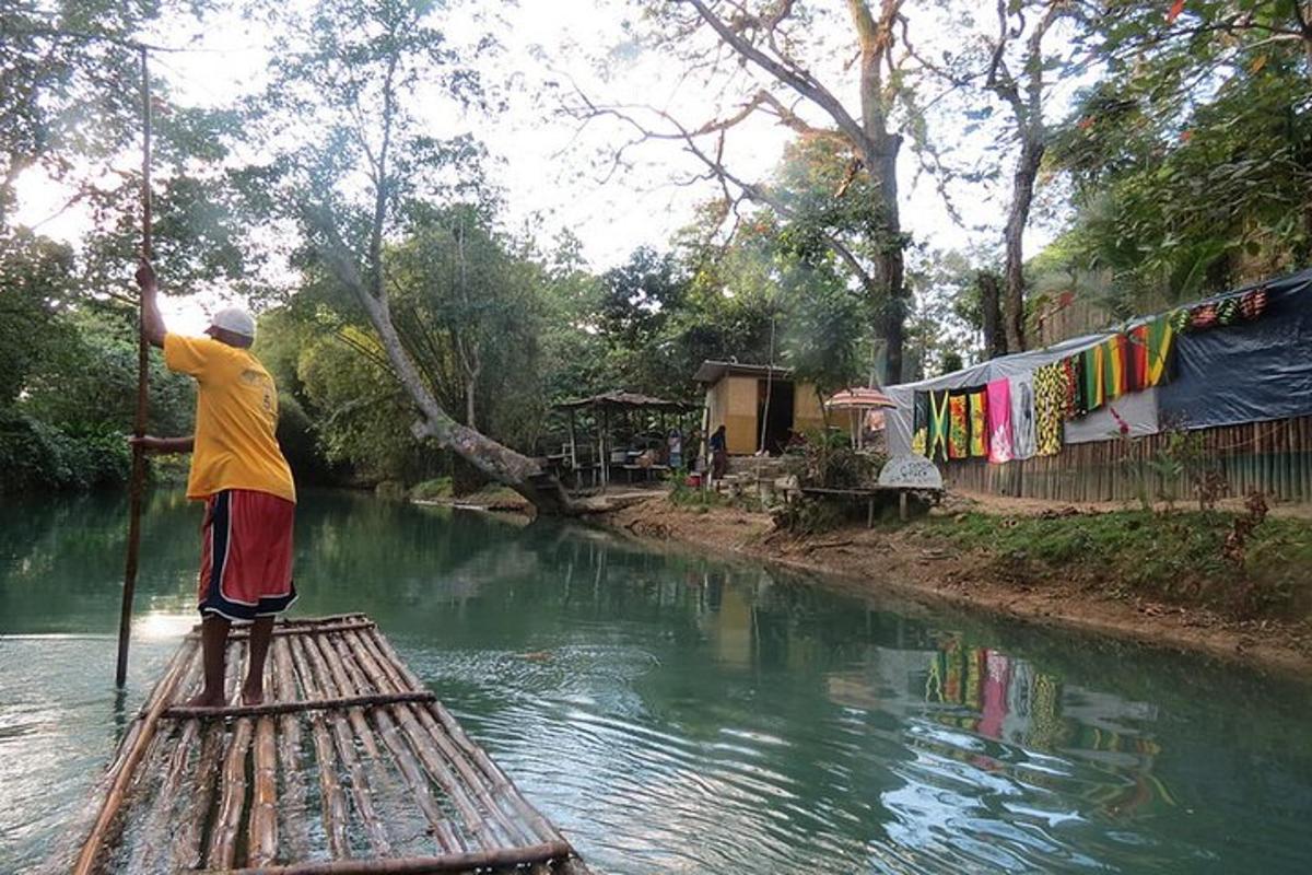 un uomo è in piedi su una zattera in un fiume