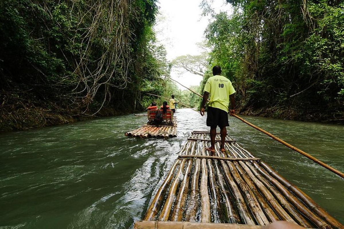 un gruppo di persone su una zattera in un fiume