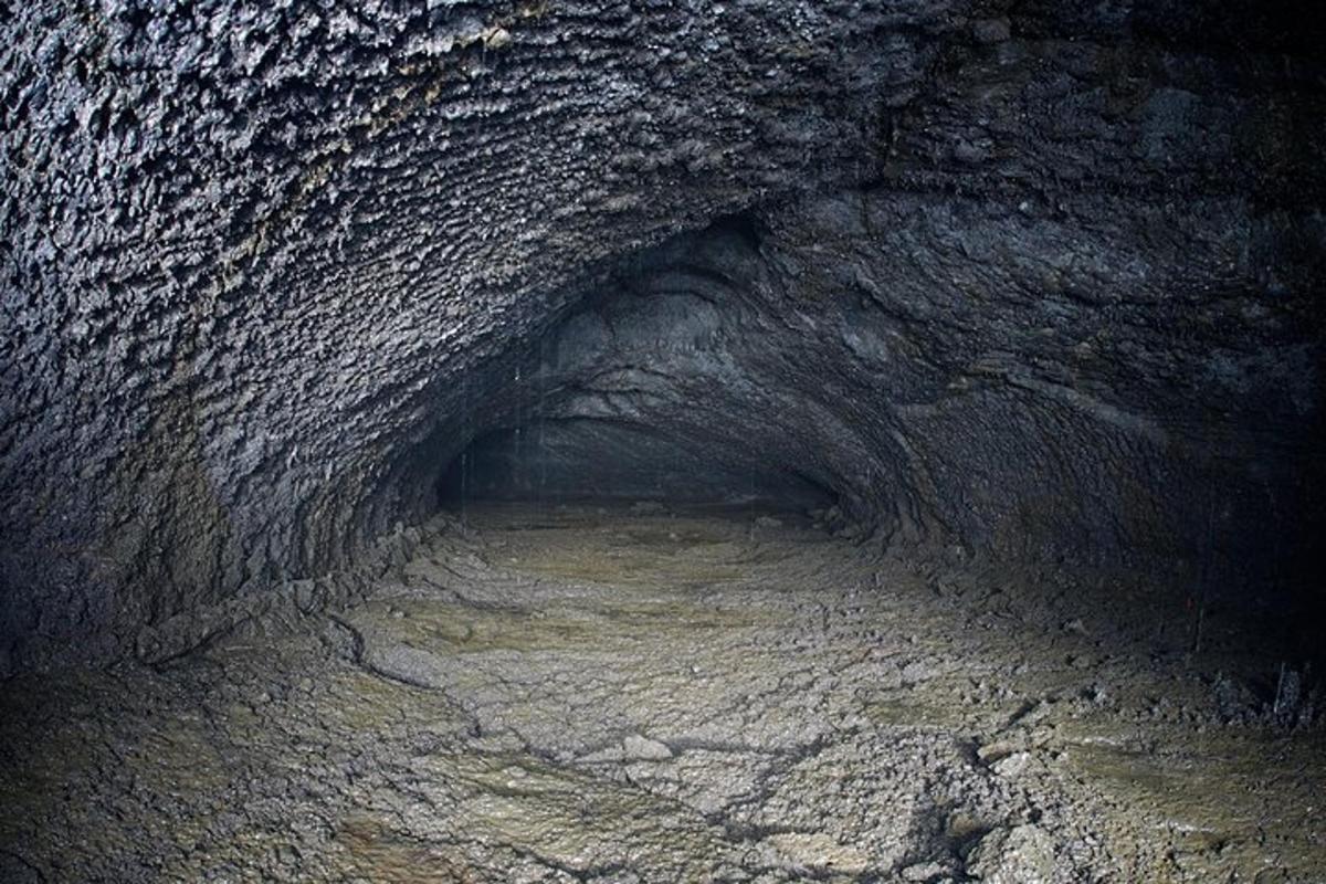 una cova fosca amb un túnel a dins