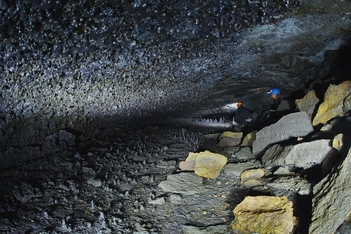 una persona dempeus en un camí rocós