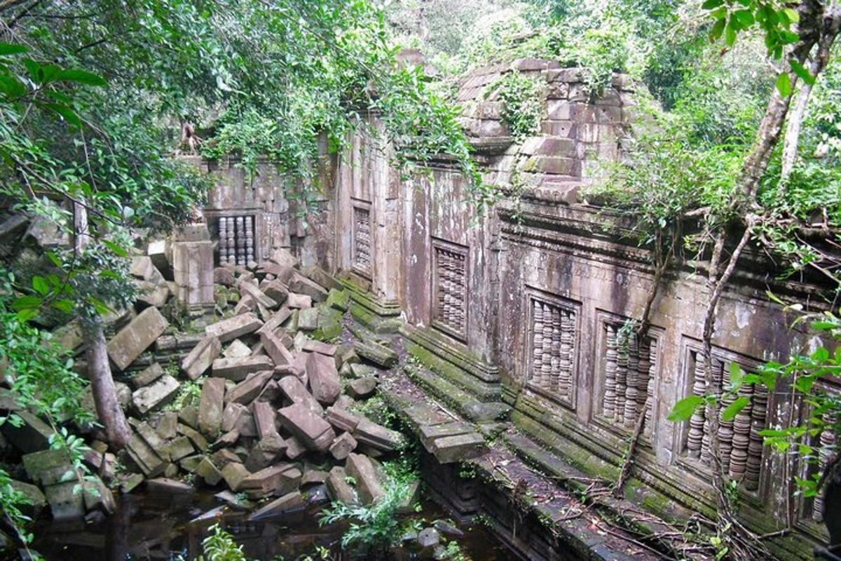 un antic edifici de pedra amb un munt de runes