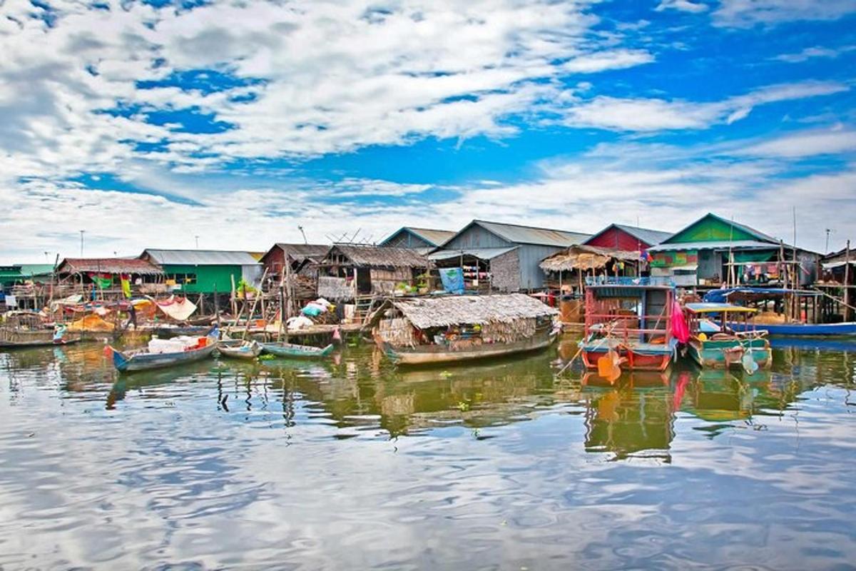 um grupo de casas e barcos na água