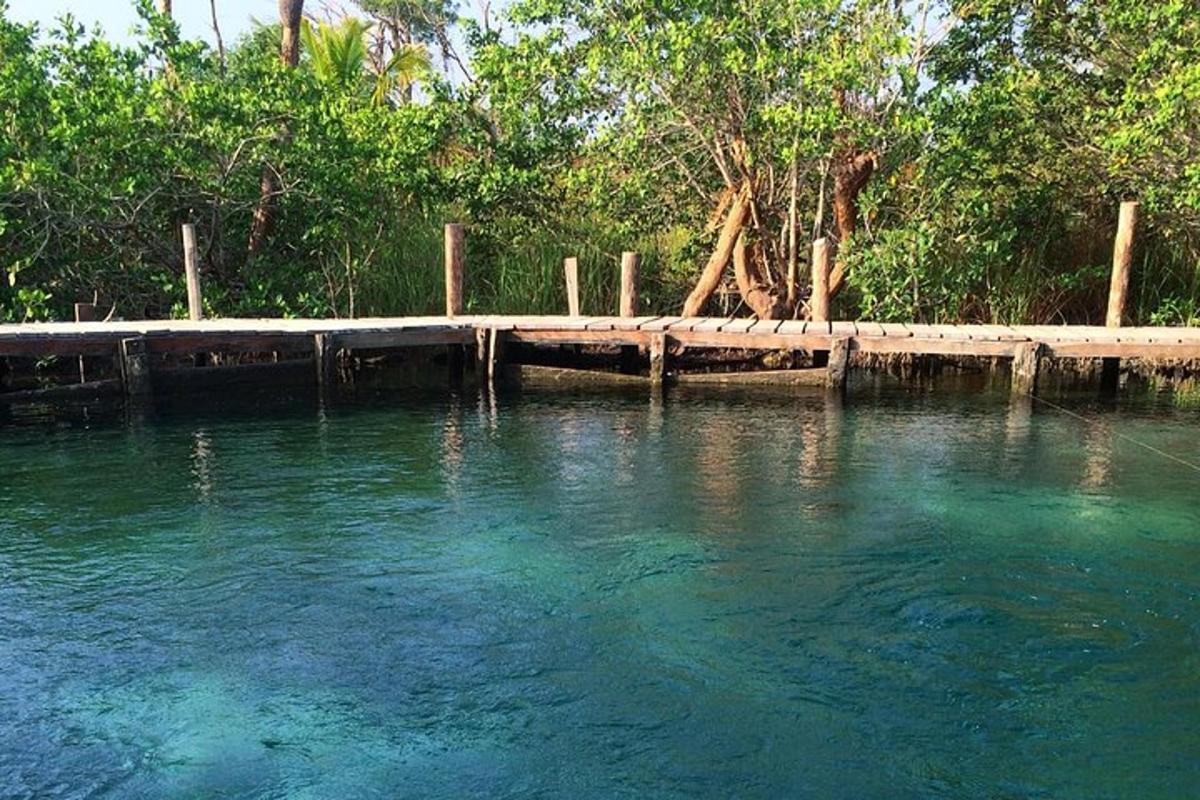 một vùng nước có bến tàu ở giữa