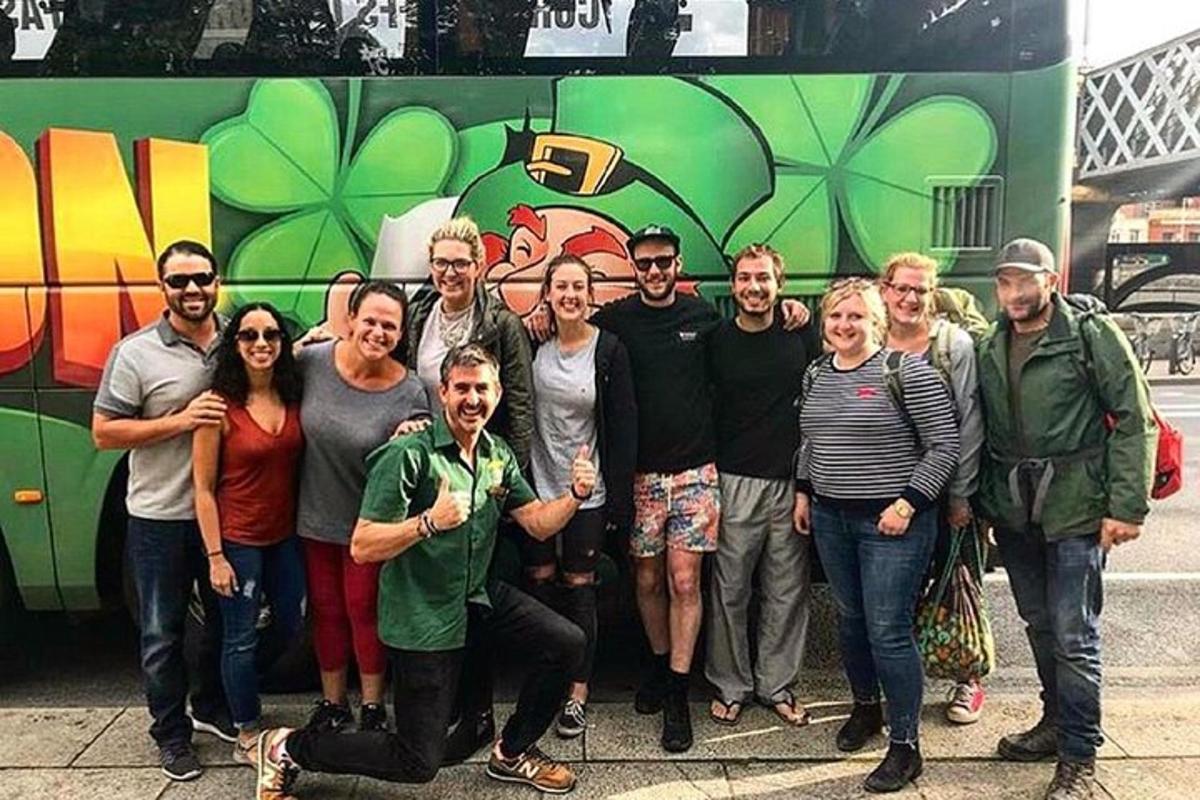 un gruppo di persone in piedi davanti a un autobus