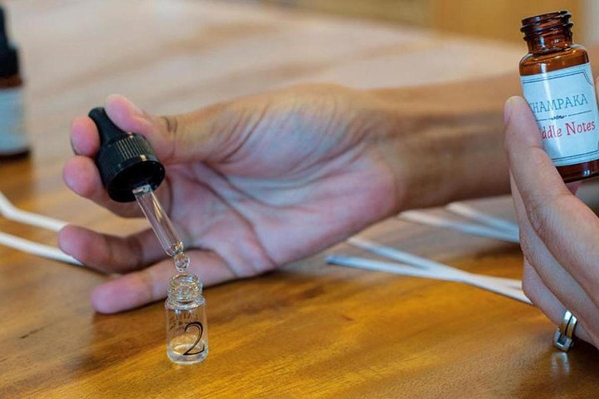 una persona che tiene in mano una bottiglia con una siringa