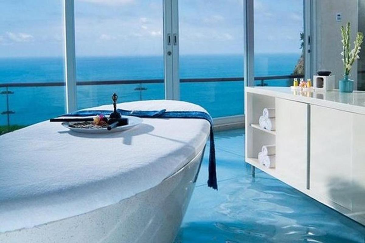 una camera da letto con un letto e vista sull'oceano