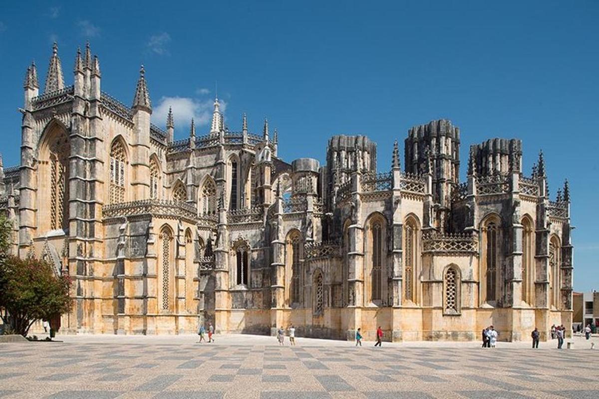 un gran edifici amb gent dreta davant seu