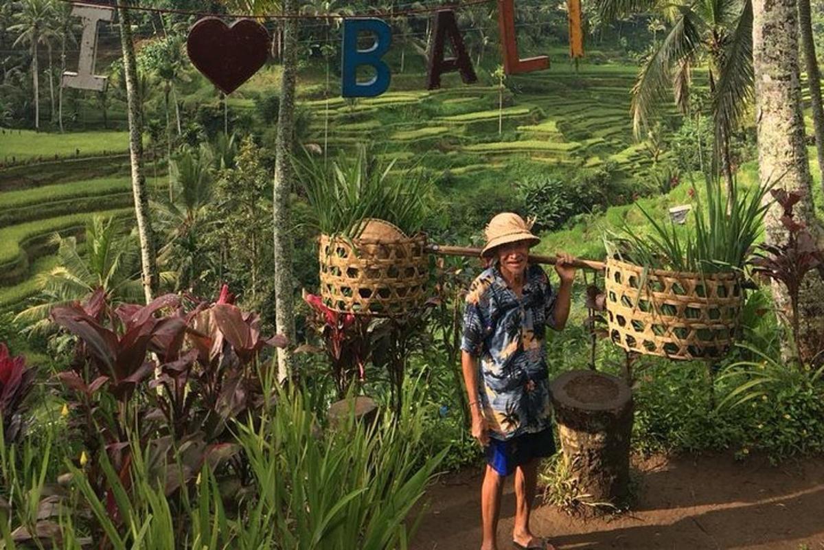 una dona amb barret davant d'un jardí
