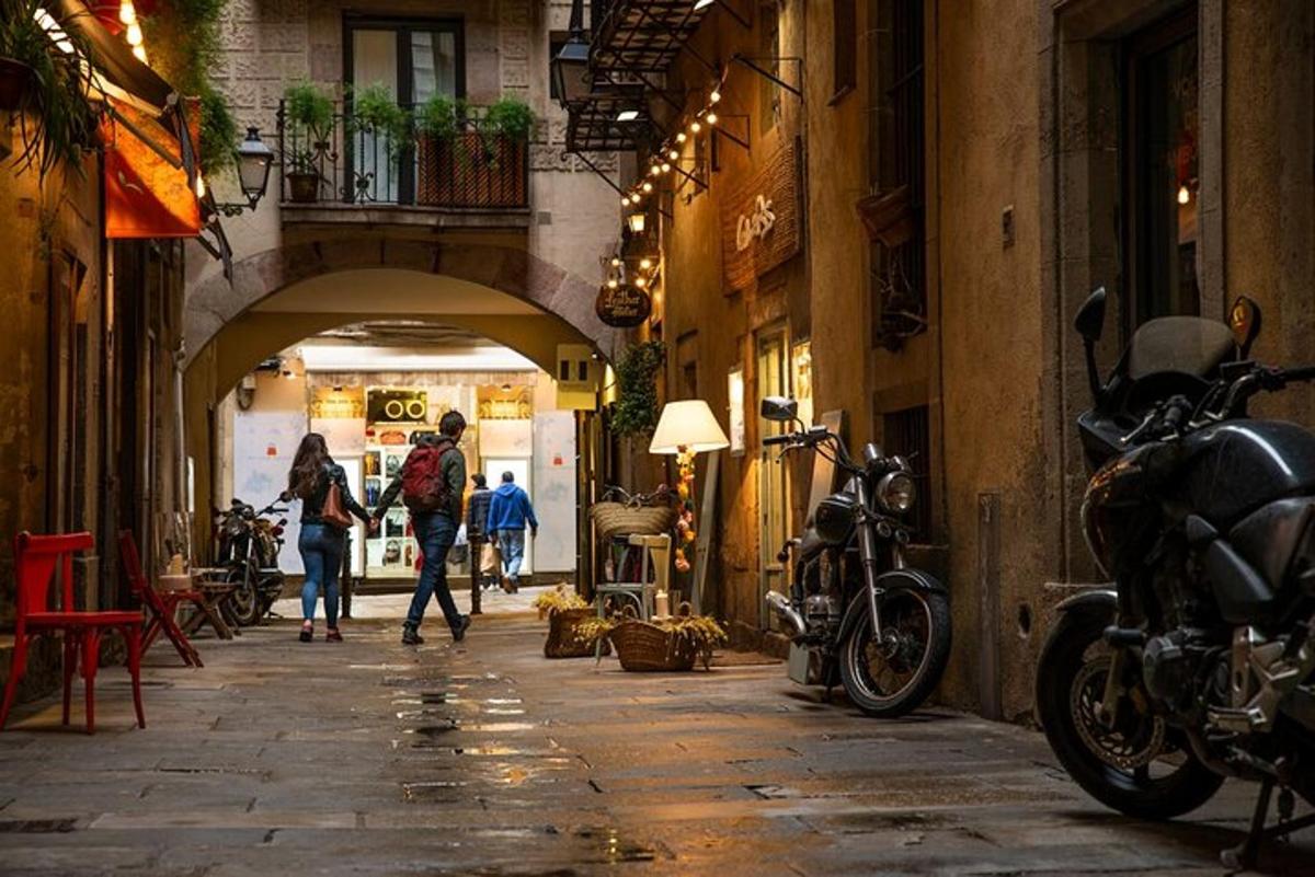 Una pareja caminando por un callejón con motocicletas.