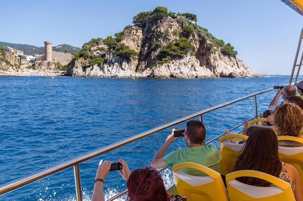 un gruppo di persone che scatta foto dell'acqua su una barca