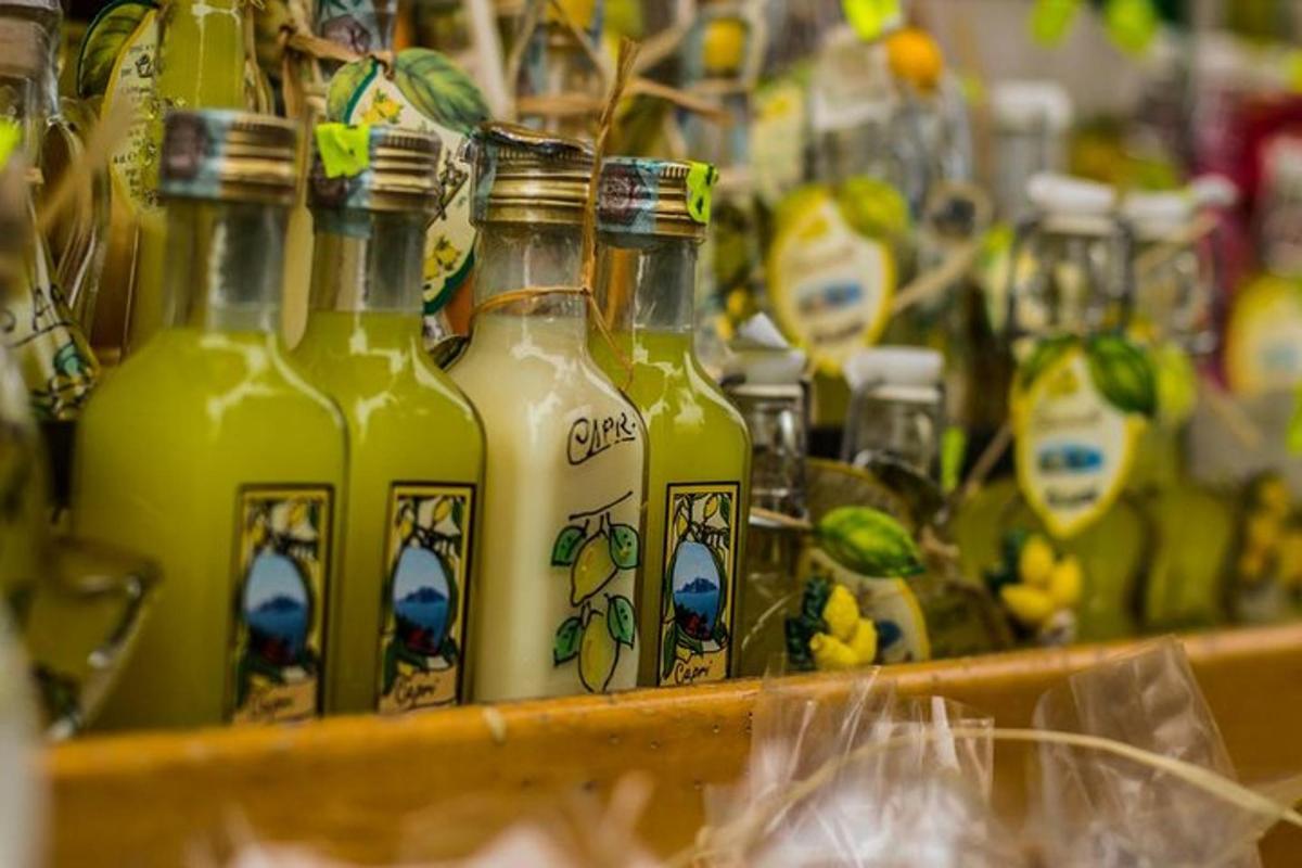 Skupina lahví limonády na poličce