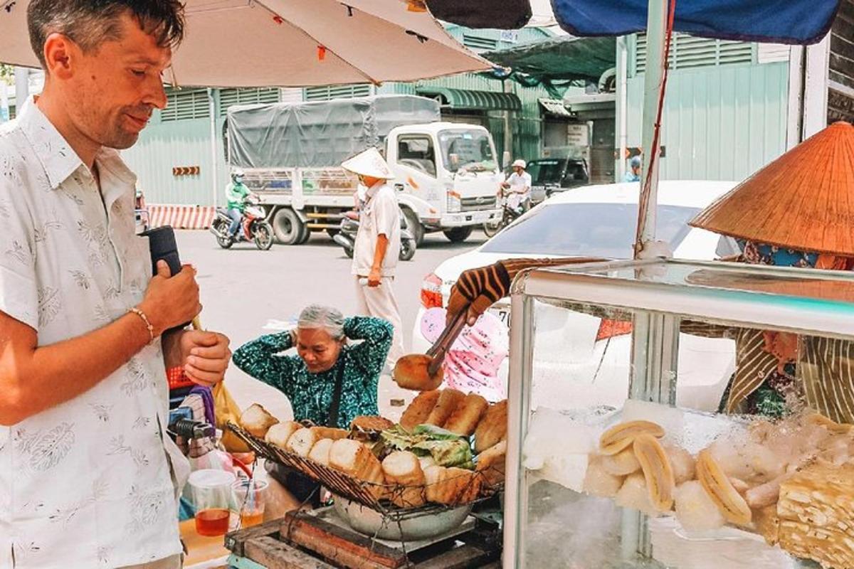 một người đàn ông đang chụp ảnh một quầy hàng thực phẩm