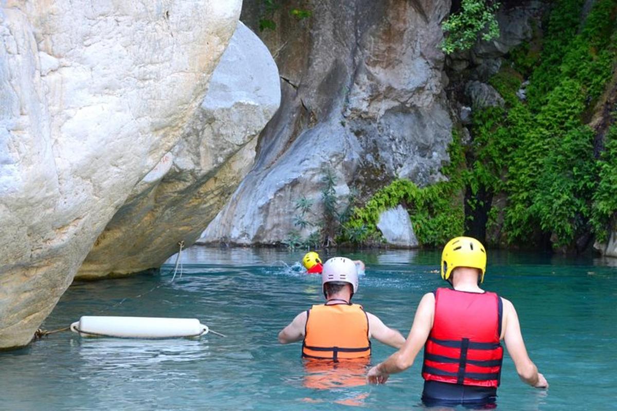 dua orang berdiri di dalam air di sungai