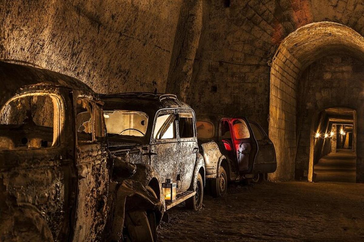 Kaks vana autot on pargitud tunnelisse