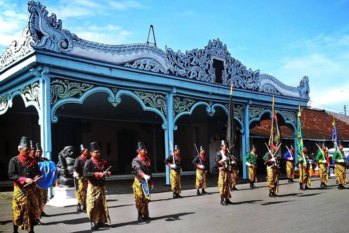 sekumpulan lelaki berpakaian seragam berarak dalam perbarisan