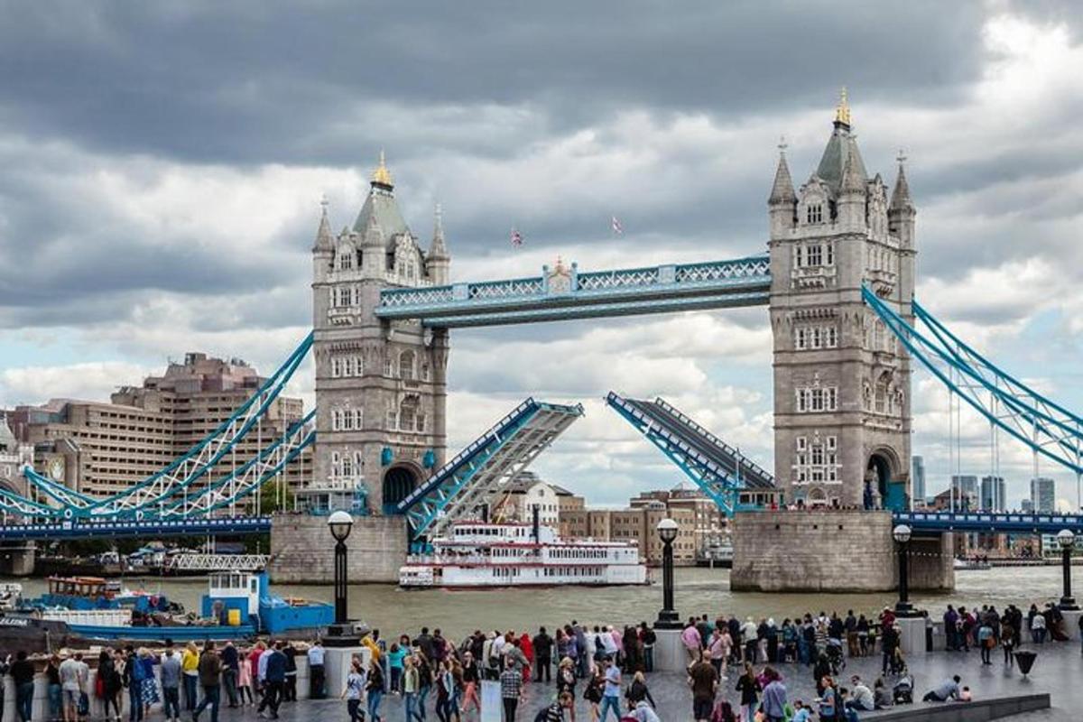 eine Gruppe von Menschen, die um die Tower Bridge herumlaufen