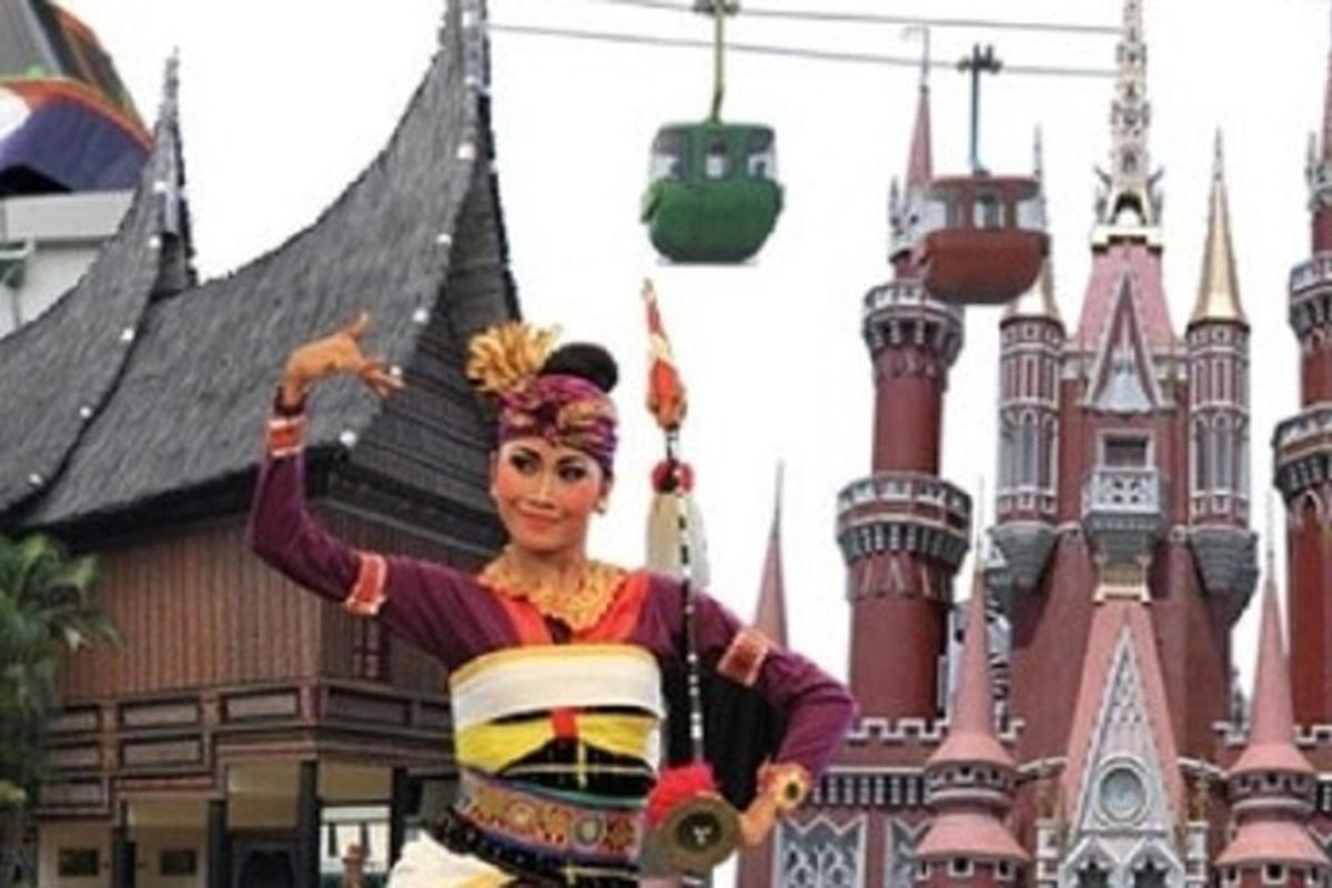 una donna in costume davanti a un castello