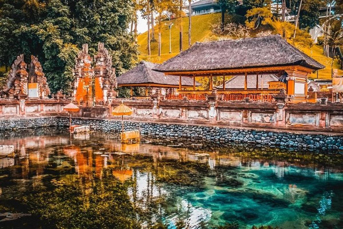 tempel veekogu kõrval