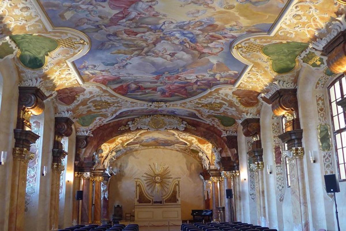una chiesa con un soffitto decorato con dipinti