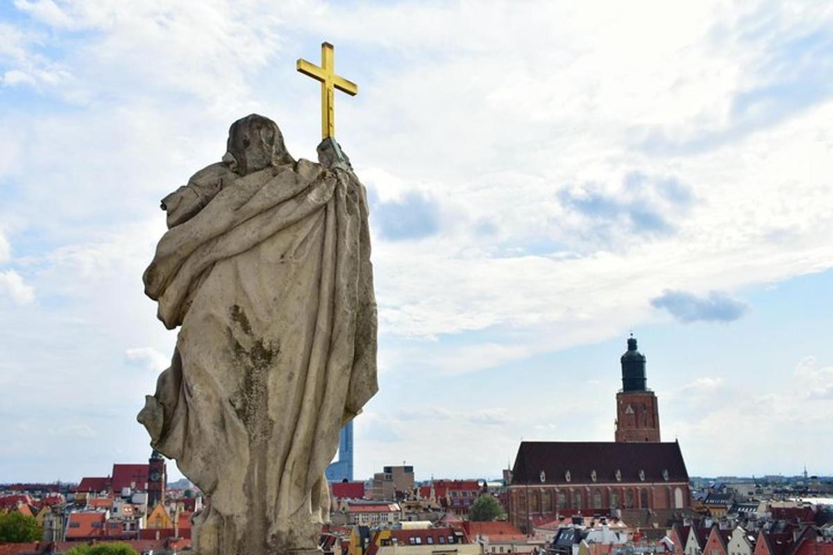 статуя з хрестом на вершині міста