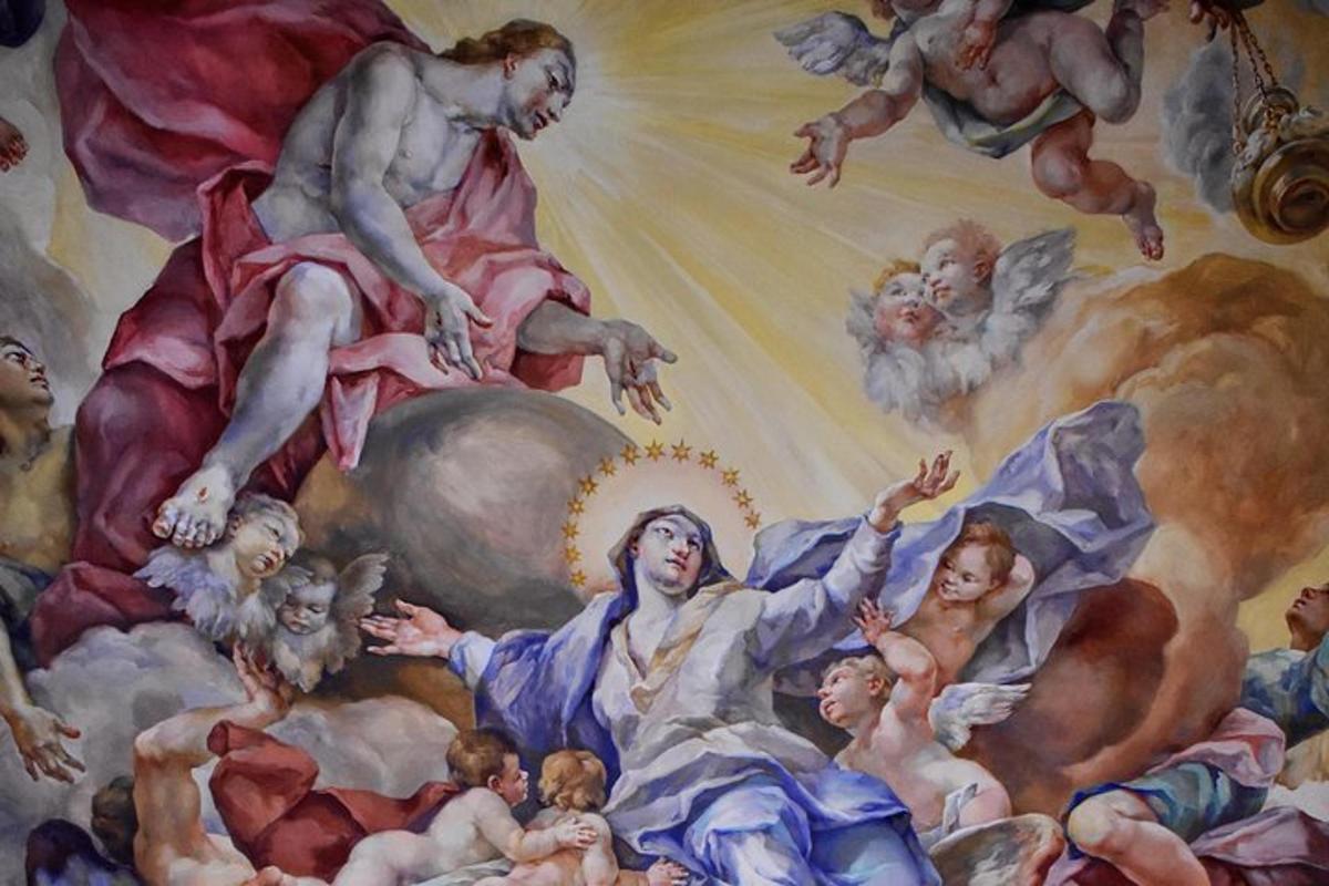 un murale sul soffitto di una chiesa