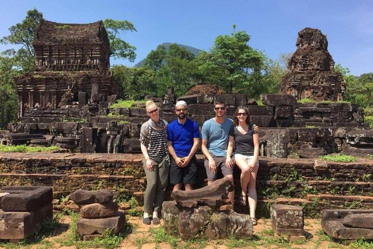 um grupo de pessoas posando em frente a um templo