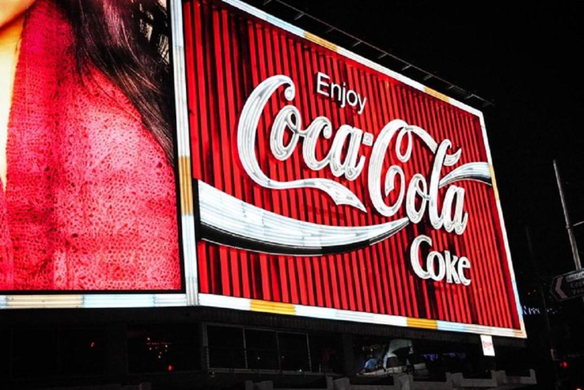 cedule Coca-Coly na boční straně budovy