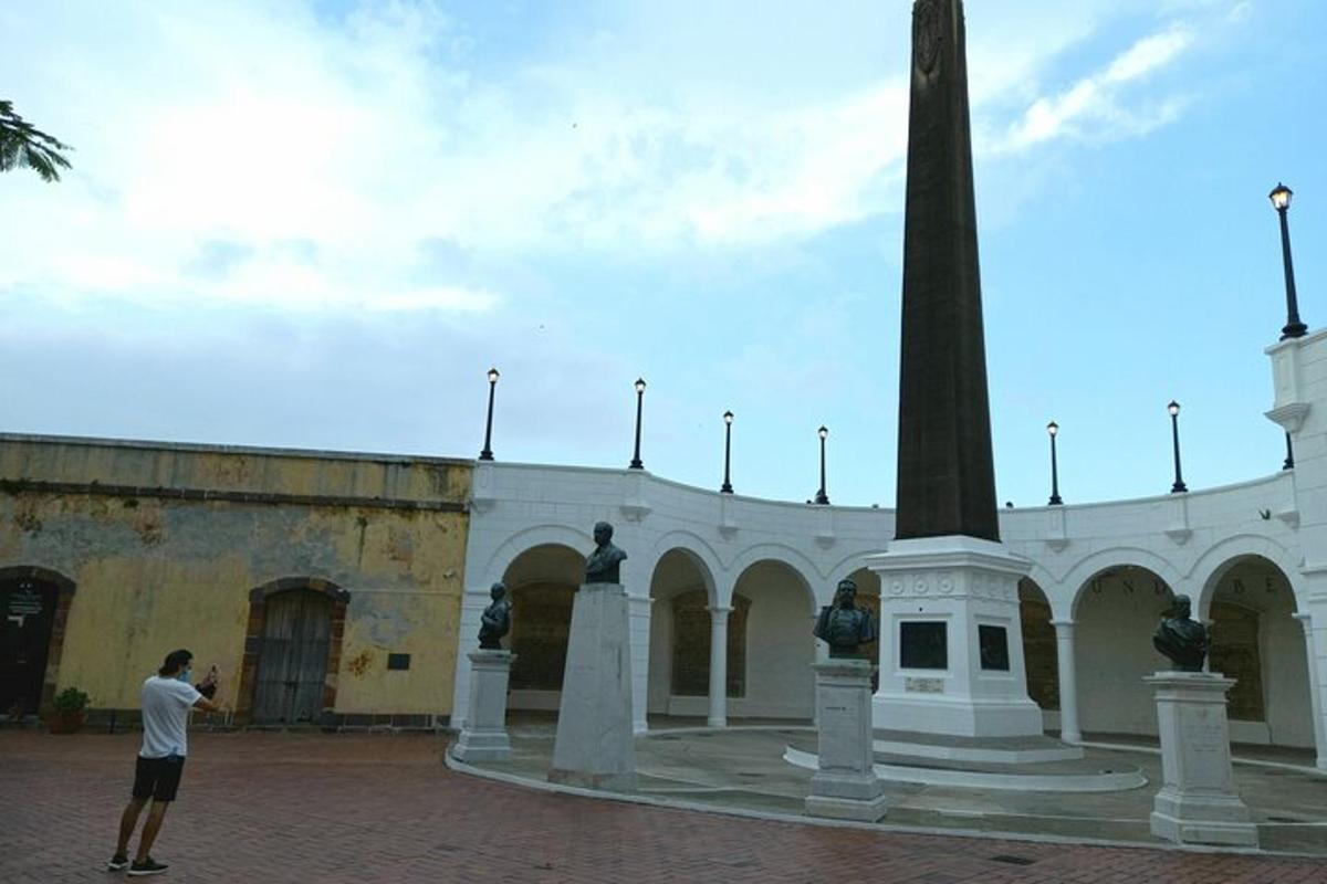 seorang lelaki mengambil gambar monumen di hadapan sebuah bangunan