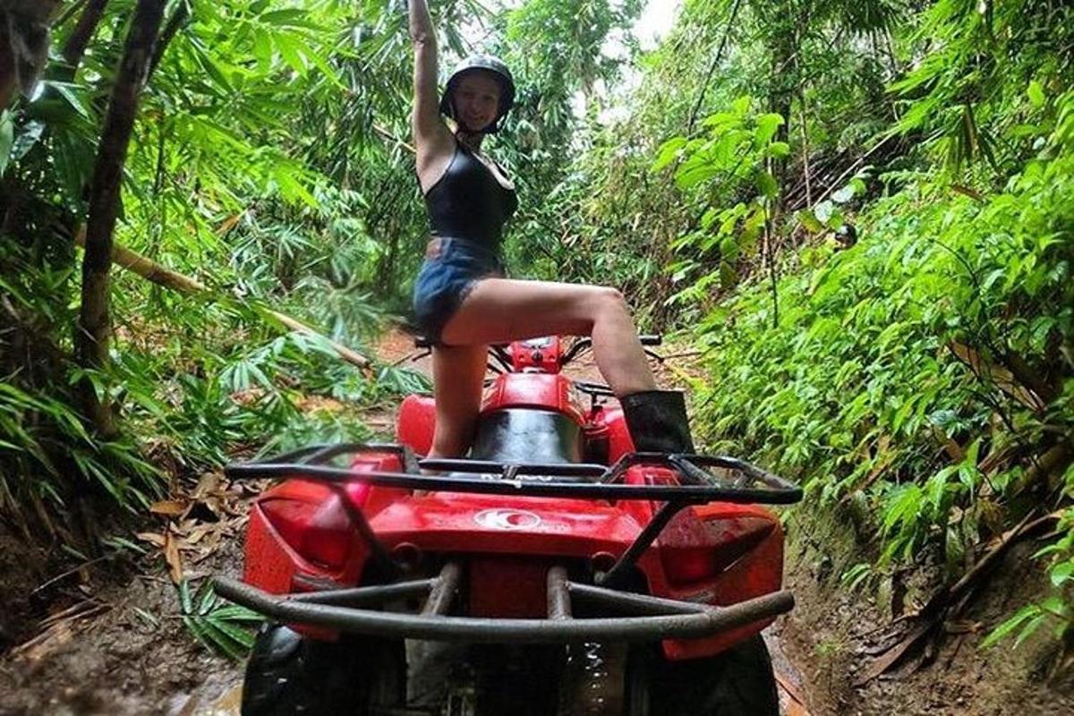 žena jedoucí na motorce v lese