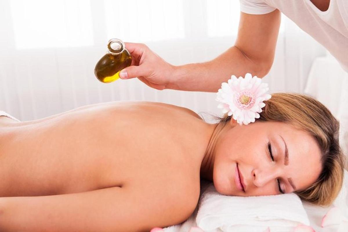 žena dostávající masáž od terapeuta
