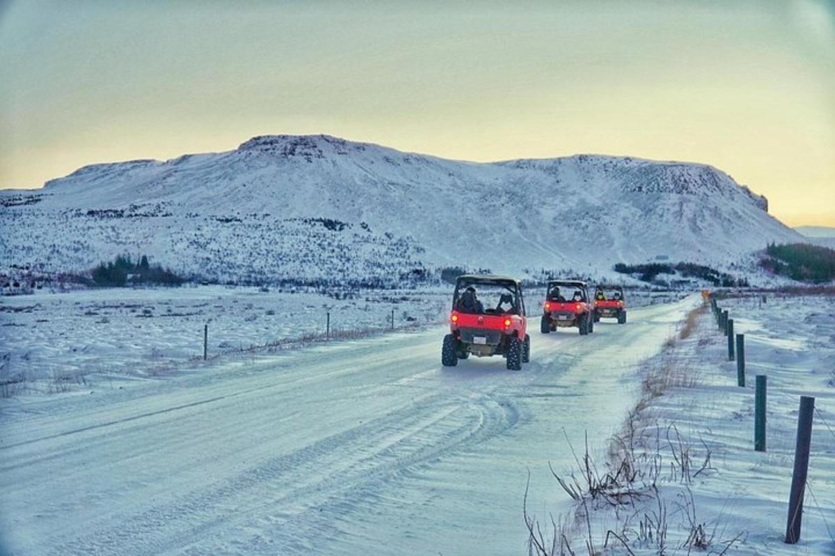 een groep jeeps die over een met sneeuw bedekte weg rijden