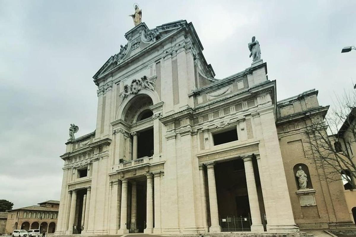 un gran edifici de pedra amb una estàtua a sobre