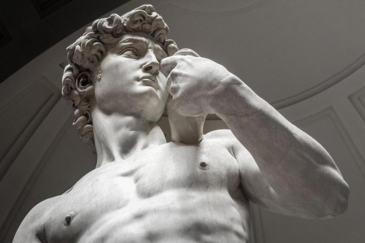 una estatua de un hombre sosteniendo su cabeza
