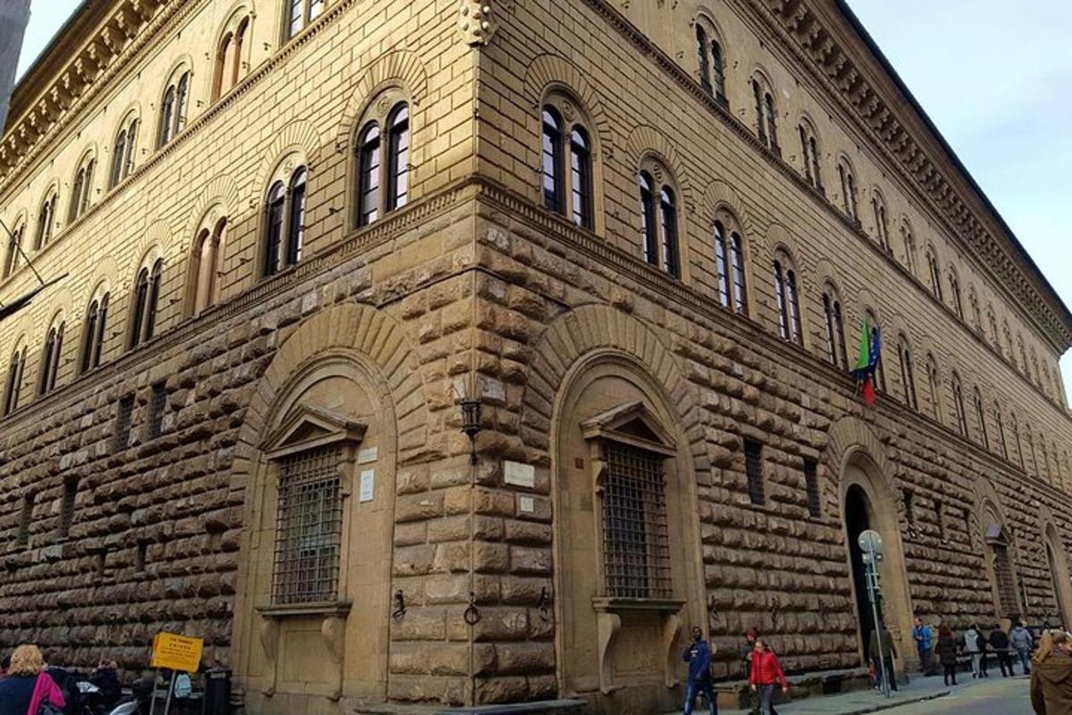 un gran edifici de maó amb gent dreta a fora