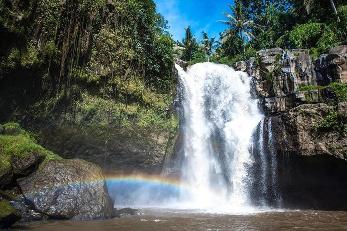 un arcobaleno davanti a una cascata