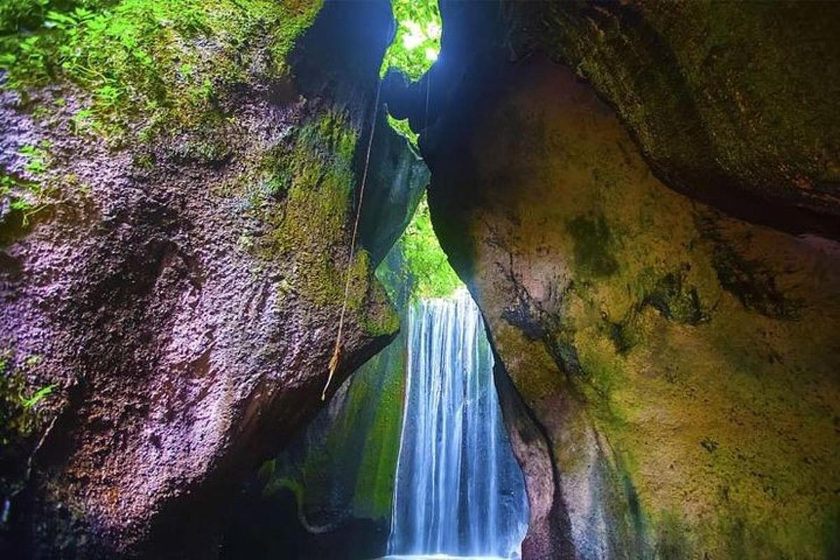 una vista di una cascata sul lato di una roccia