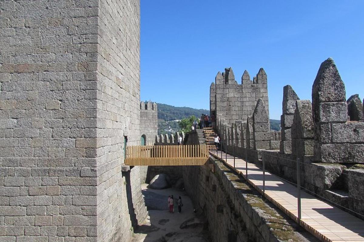 pohled na hrad s lidmi jdoucími přes most