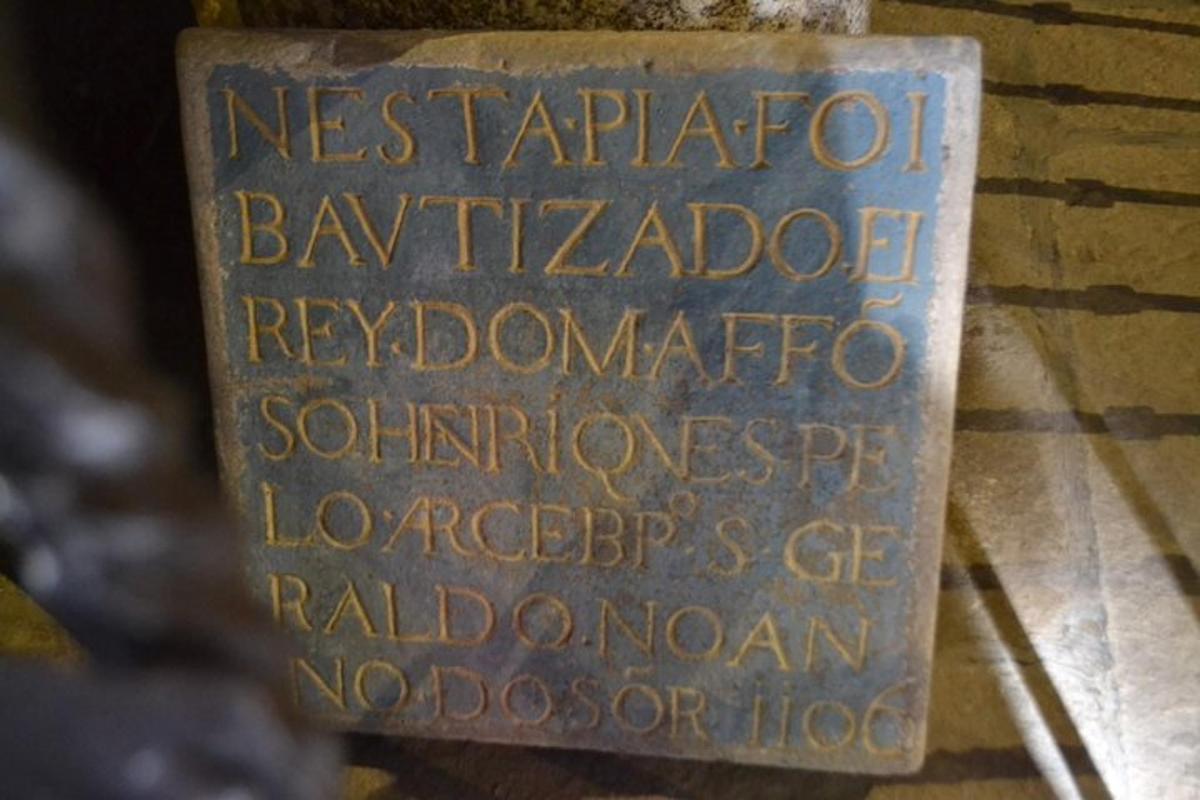 kovová cedule na boku budovy