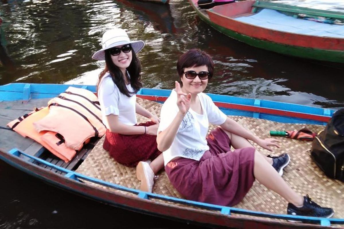 zwei Frauen sitzen in einem Boot auf dem Wasser