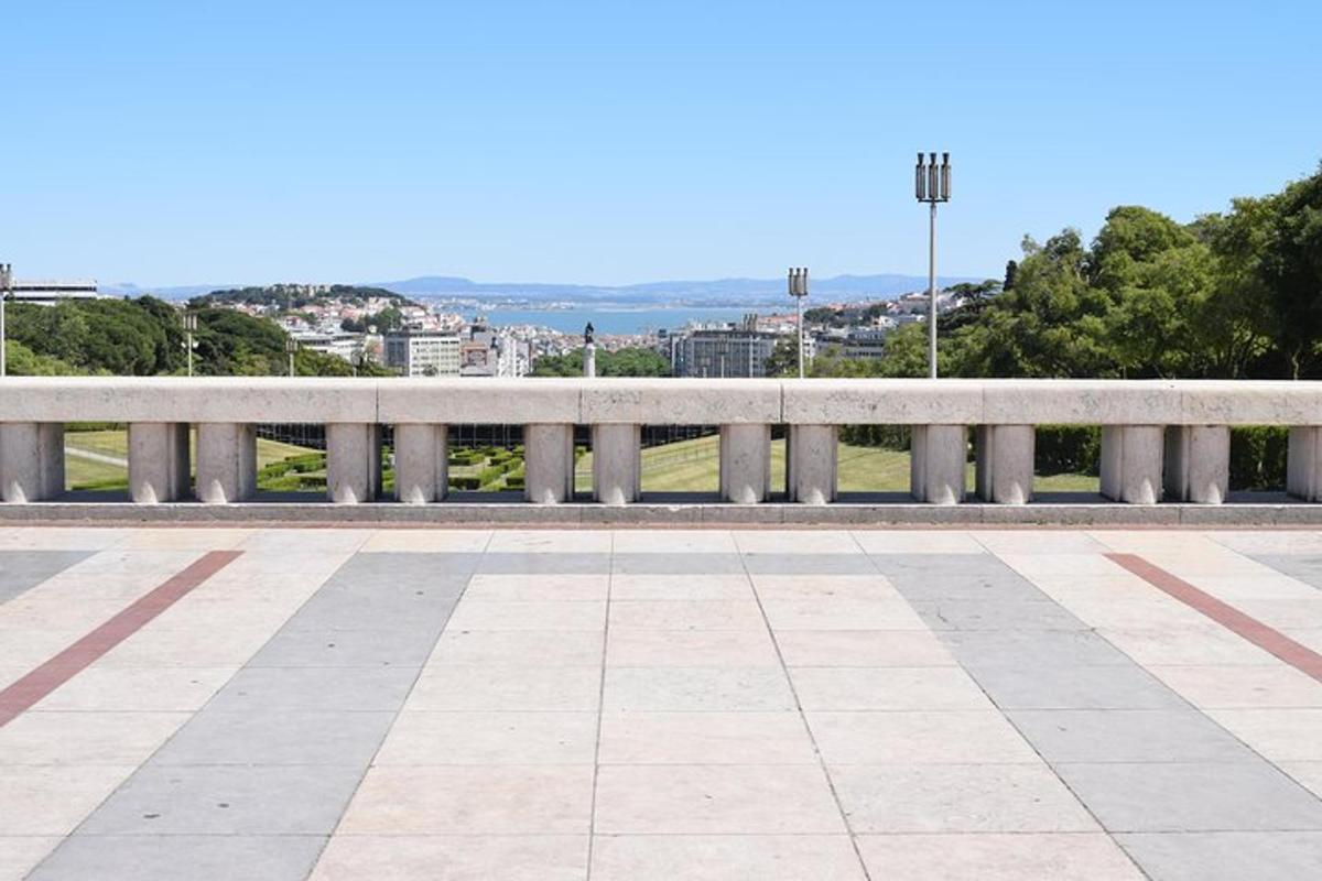 ένα παγκάκι πάρκου με θέα στην πόλη