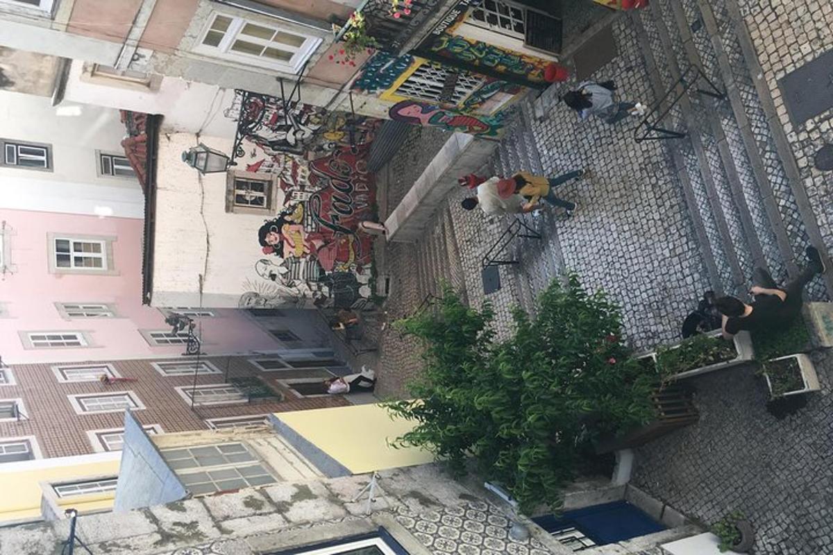 μια κάτοψη ενός κτιρίου με ένα δέντρο