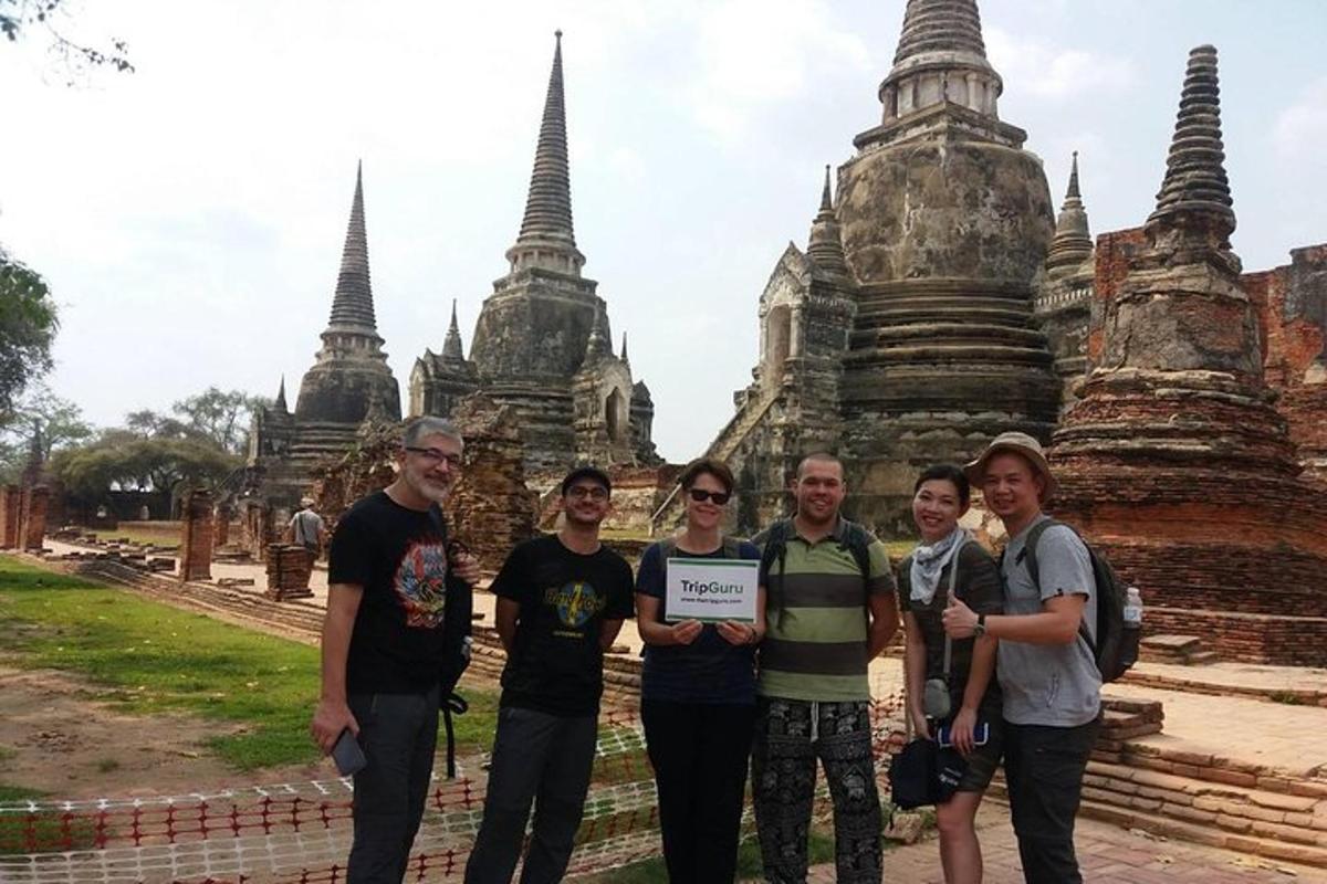 un grup de persones dempeus davant d'un temple