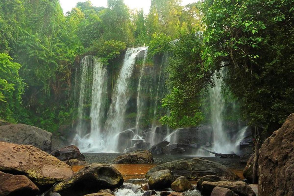 una cascata in mezzo a un fiume