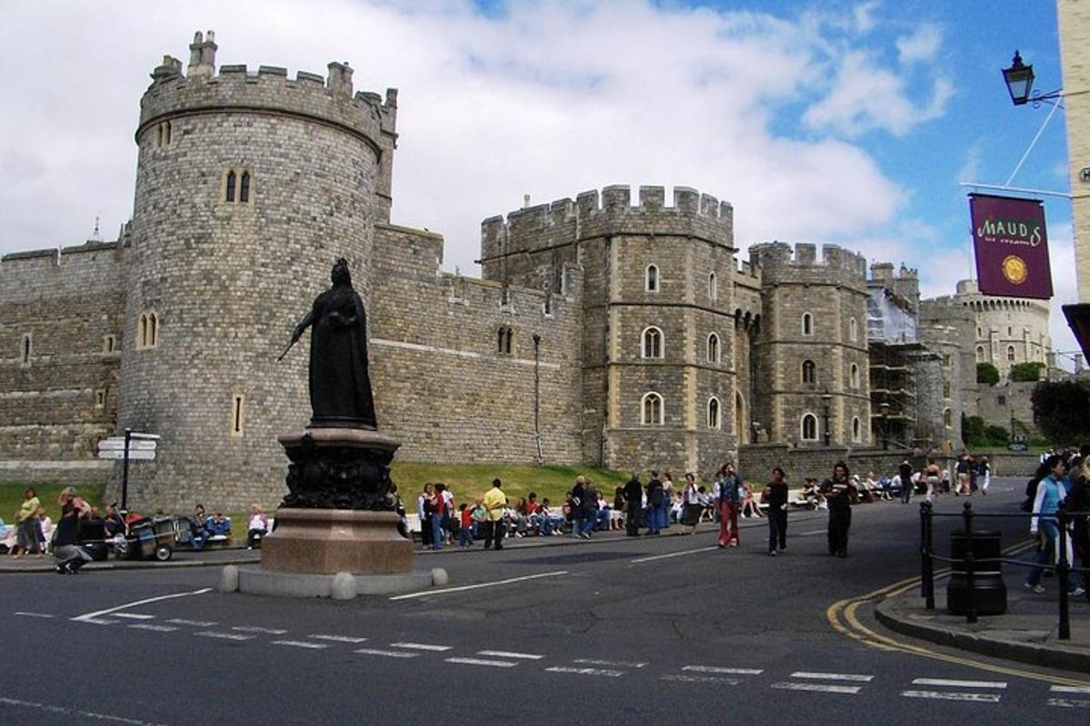 un castello con una statua di fronte