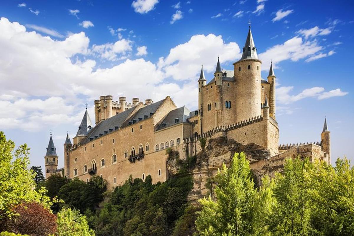 un grande castello situato sulla cima di una montagna