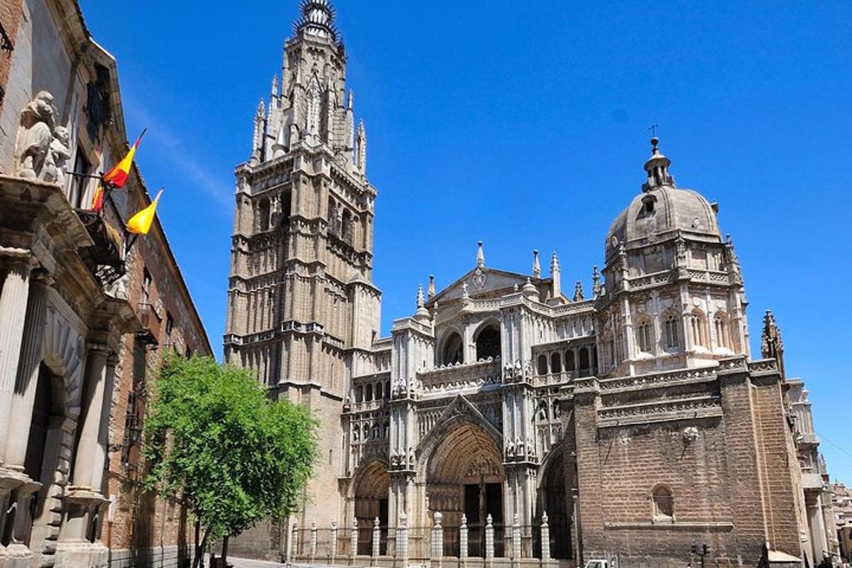 una grande cattedrale con una torre dell'orologio e una chiesa