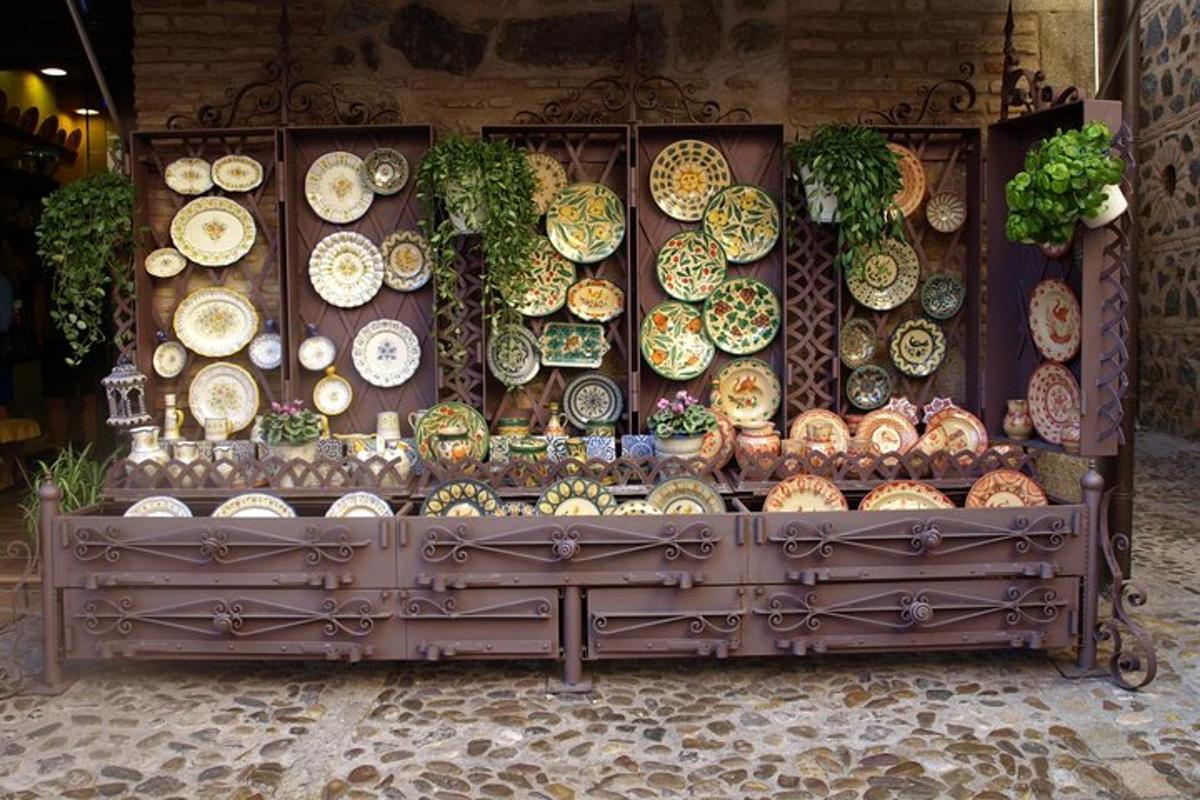 una mostra di piatti e ciotole in un negozio