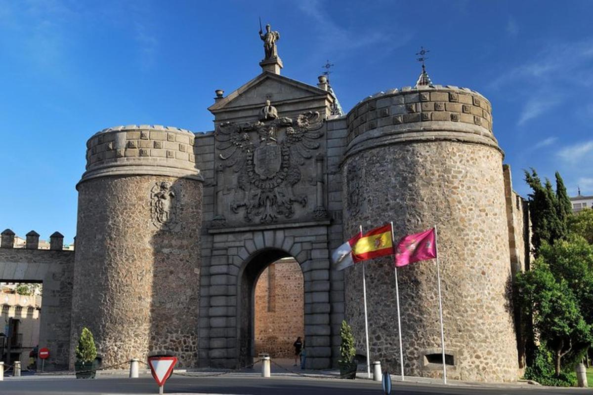 un edificio con due torri con due bandiere di fronte