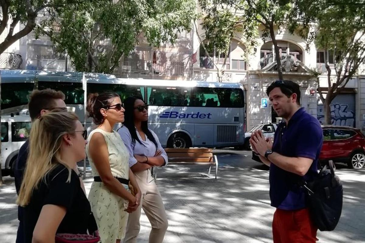 un grup de oameni care stau în fața unui autobuz